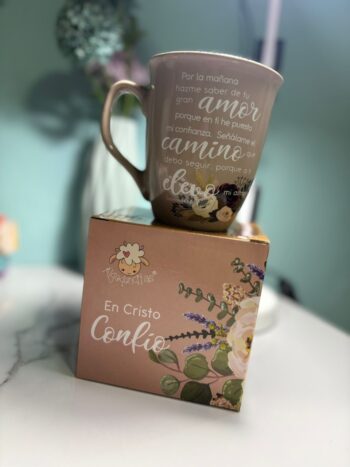 002 Taza de Café Algodoncita – Taza de Cerámica con Mensaje Inspirador “En Ti Confío” – 16 Onzas