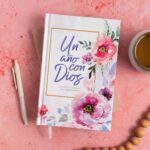 Un Año con Dios – Devocionales Diarios con Ilustraciones Inspiradoras y Toque Femenino